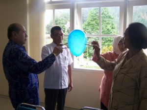 Prof. Anitah, Prof. Tarno main balon
